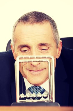 İşadamı Office newton toplarla oynuyor