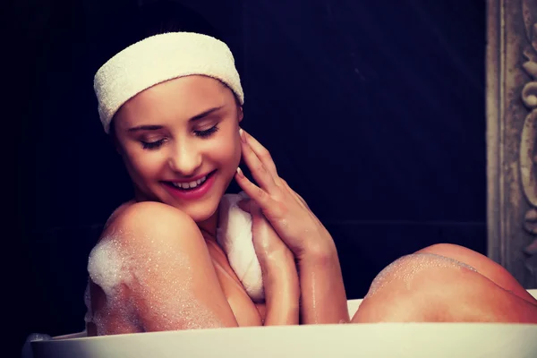 Mujer de baño relajante en el baño . — Foto de Stock