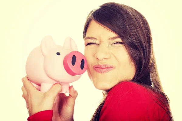 Glückliche junge Frau mit Sparschwein. — Stockfoto