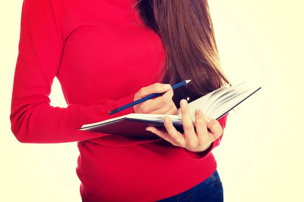 Studente donna in possesso di nota e penna . — Foto Stock