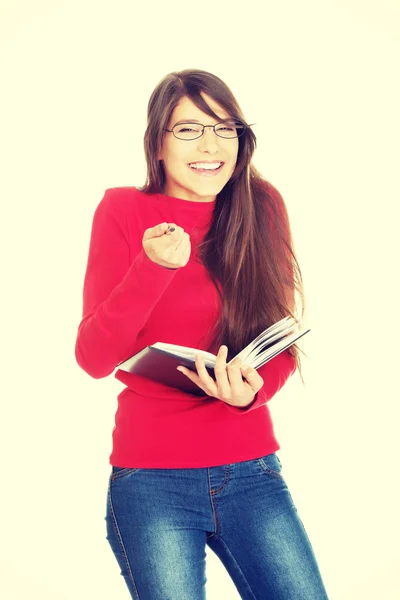 Riendo estudiante mujer con su nota . —  Fotos de Stock