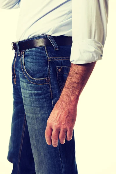 Vue latérale d'un homme en pantalon de jeans — Photo