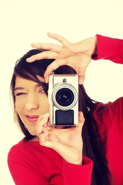 Mujer tomando una foto con cámara . — Foto de Stock