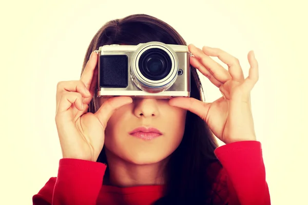 Kvinnan tar ett foto med kamera. — Stockfoto
