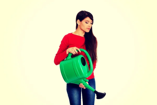 Mujer sosteniendo una regadera . —  Fotos de Stock