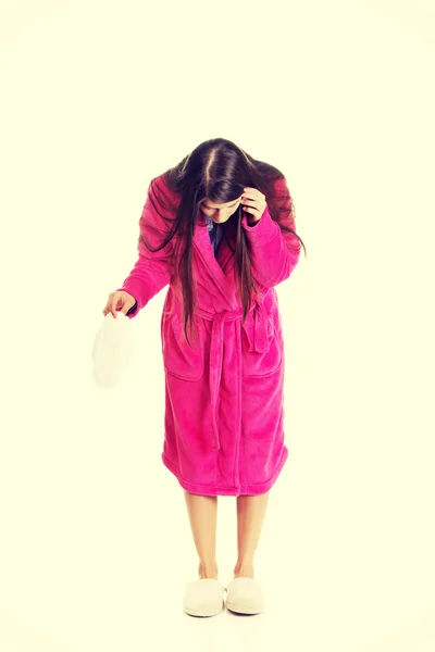 Frau im rosa Bademantel mit Menstruationspolster. — Stockfoto