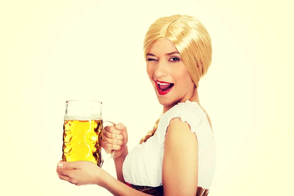 Mooie Beierse vrouw met bier. — Stockfoto