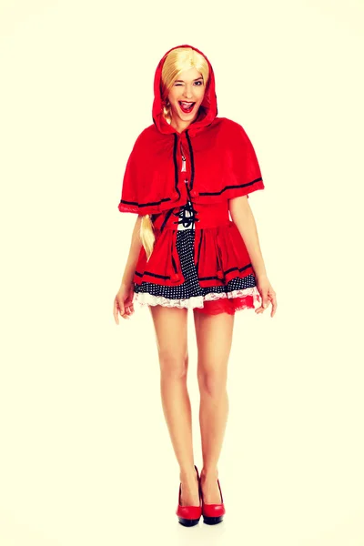 Vrouw als een Little Red Riding Hood. — Stockfoto