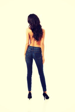 Kotun içinde tekrar fotoğraf duran Shirtrless kadın