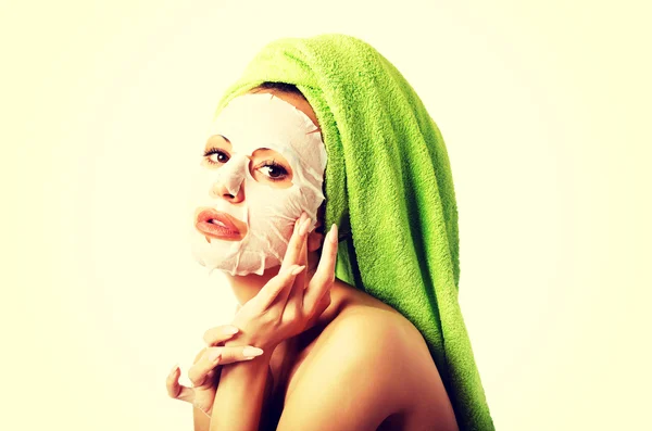 Donna caucasica con maschera viso — Foto Stock