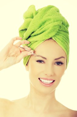 güzel bir kadın onun kaş koparma.