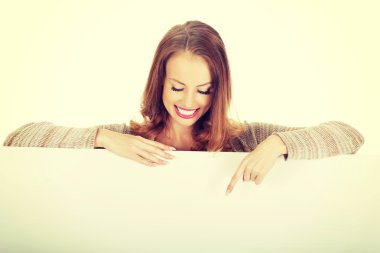 mutlu kadın boş tahtada işaret.