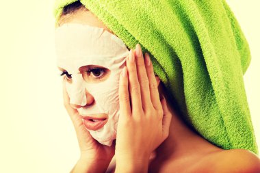 Revitality yüz maskesi kadınla