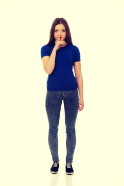 genç kadın sus hareketi ile.