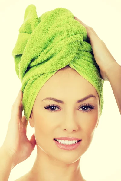 Bellezza donna con asciugamano turbante . — Foto Stock