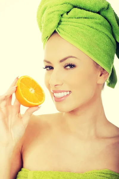 Vacker kvinna med apelsin. — Stockfoto