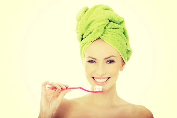 Hermosa mujer con cepillo de dientes . —  Fotos de Stock