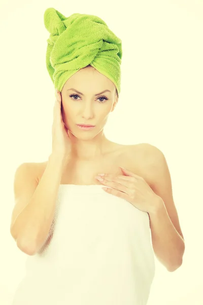 Femme de beauté avec serviette turban . — Photo