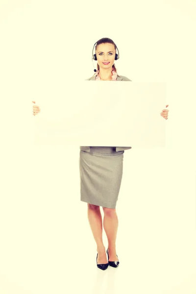 Call center mujer sosteniendo banner vacío . —  Fotos de Stock