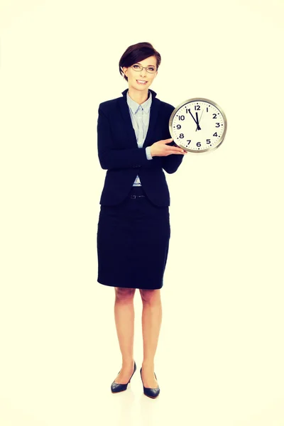 Geschäftsfrau hält Uhr in Händen. — Stockfoto