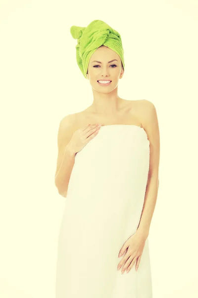 Femme de beauté avec serviette turban . — Photo