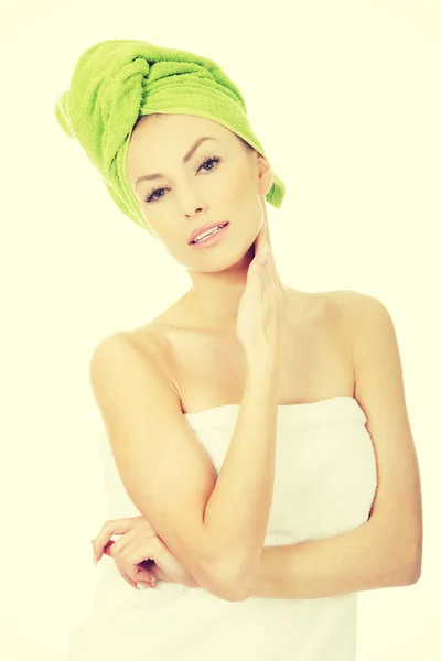 美丽女人用头巾毛巾. — 图库照片