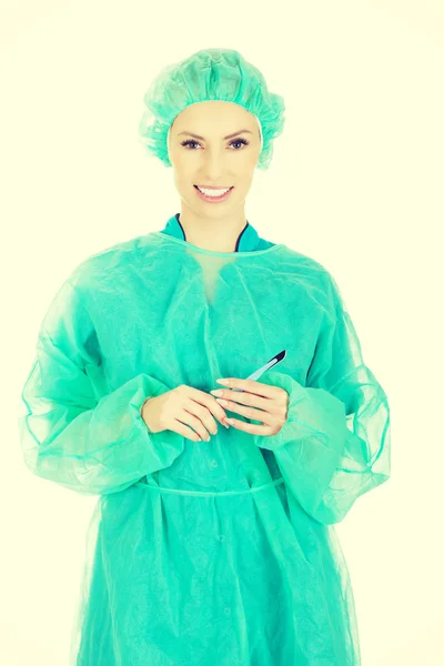 Femme médecin avec un scalpel . — Photo
