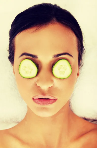 Donna godendo spa, avendo cetriolo su occhi — Foto Stock