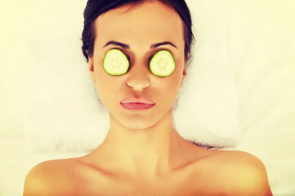 Woman enjoying spa, having cucumber on eyes — Stock Photo, Image