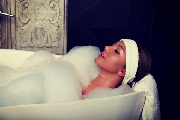 Femme de bain relaxant dans le bain . — Photo