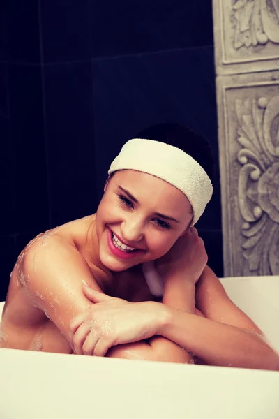 Купання жінка розслабляється у ванній . — стокове фото