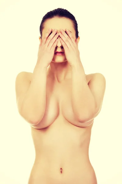 Kobieta zakrywająca twarz. — Zdjęcie stockowe
