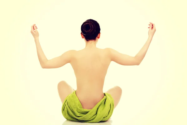 Kvinna i en konstnärlig yogaställning. — Stockfoto