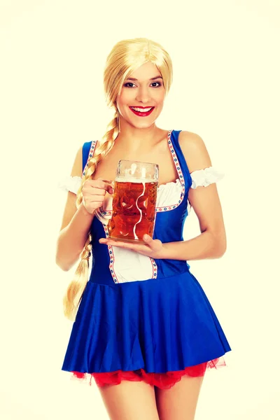 맥주와 함께 아름 다운 바바리아 여자. — 스톡 사진