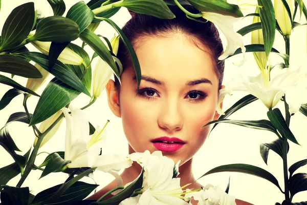 Beauty face of a woman with flowers. — Stock Photo, Image