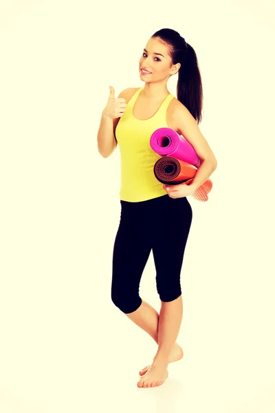 Fitness žena připravena drží jóga rohože. — Stock fotografie