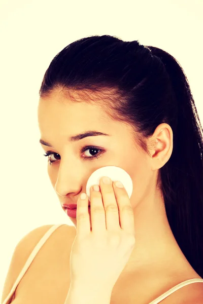 Beautiful woman cleaning make up. — Stock Photo, Image