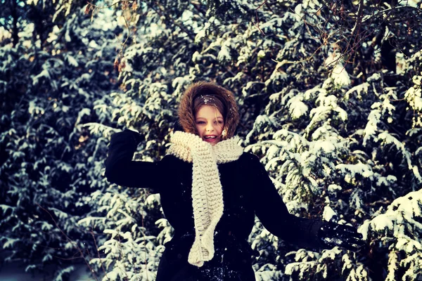 Jeune femme lançant boule de neige — Photo