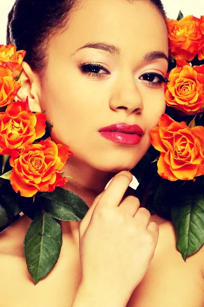 De Afrikaanse vrouw schoonheid met rozen. — Stockfoto