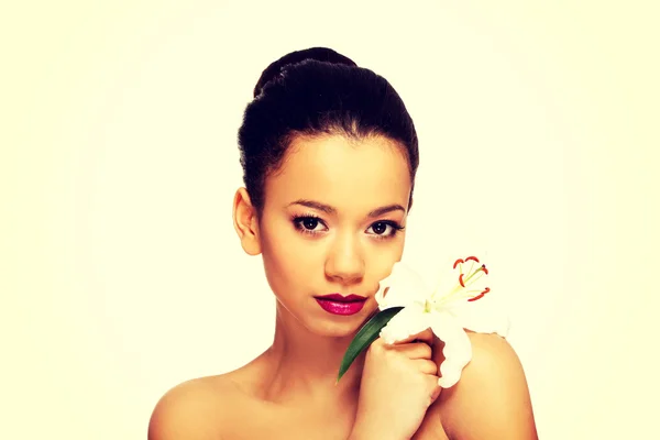 Cara de belleza de mujer con flor de lirio . — Foto de Stock