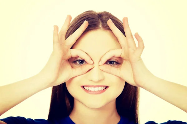 Mujer mostrando signo perfecto en los ojos . — Foto de Stock