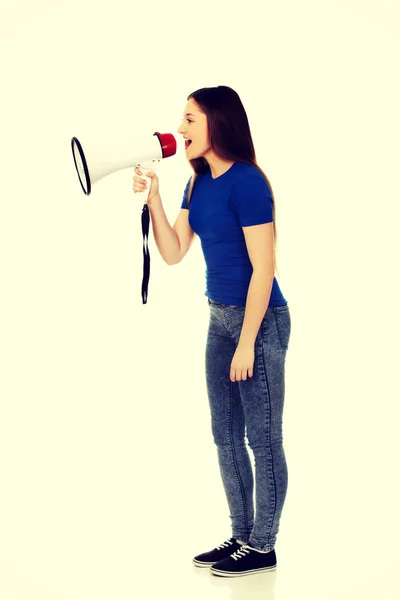 Jonge vrouw schreeuwen met megafoon. — Stockfoto