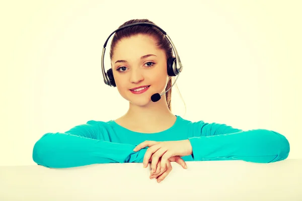 Callcenter-Frau mit Werbetafel. — Stockfoto