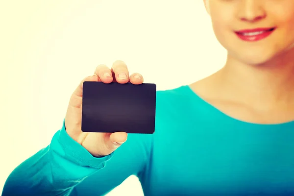 Joven mujer sosteniendo tarjeta de papel. — Foto de Stock