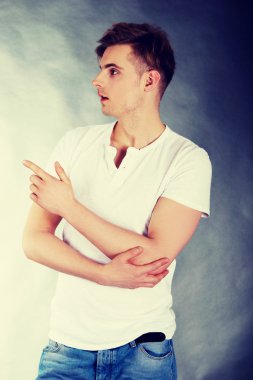 yakışıklı adam sola doğru işaret.
