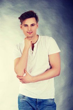 düşünceli yakışıklı.