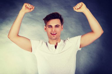 genç adam gösteren kazanan jest.