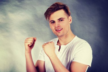 genç adam bir dilek yapma.