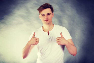 başparmak yukarıya ile neşeli adam.