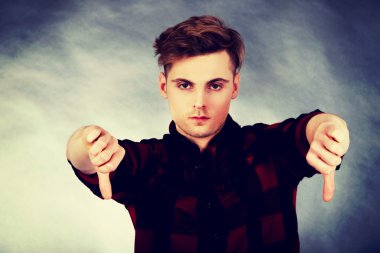 başparmak aşağı üzgün adam.